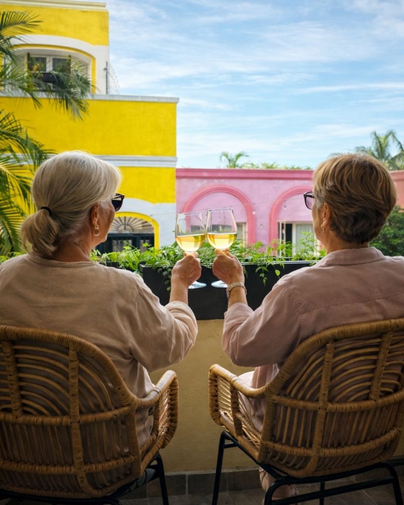 Propietarios de Villa Vicario en su terraza frente a las casas de colores