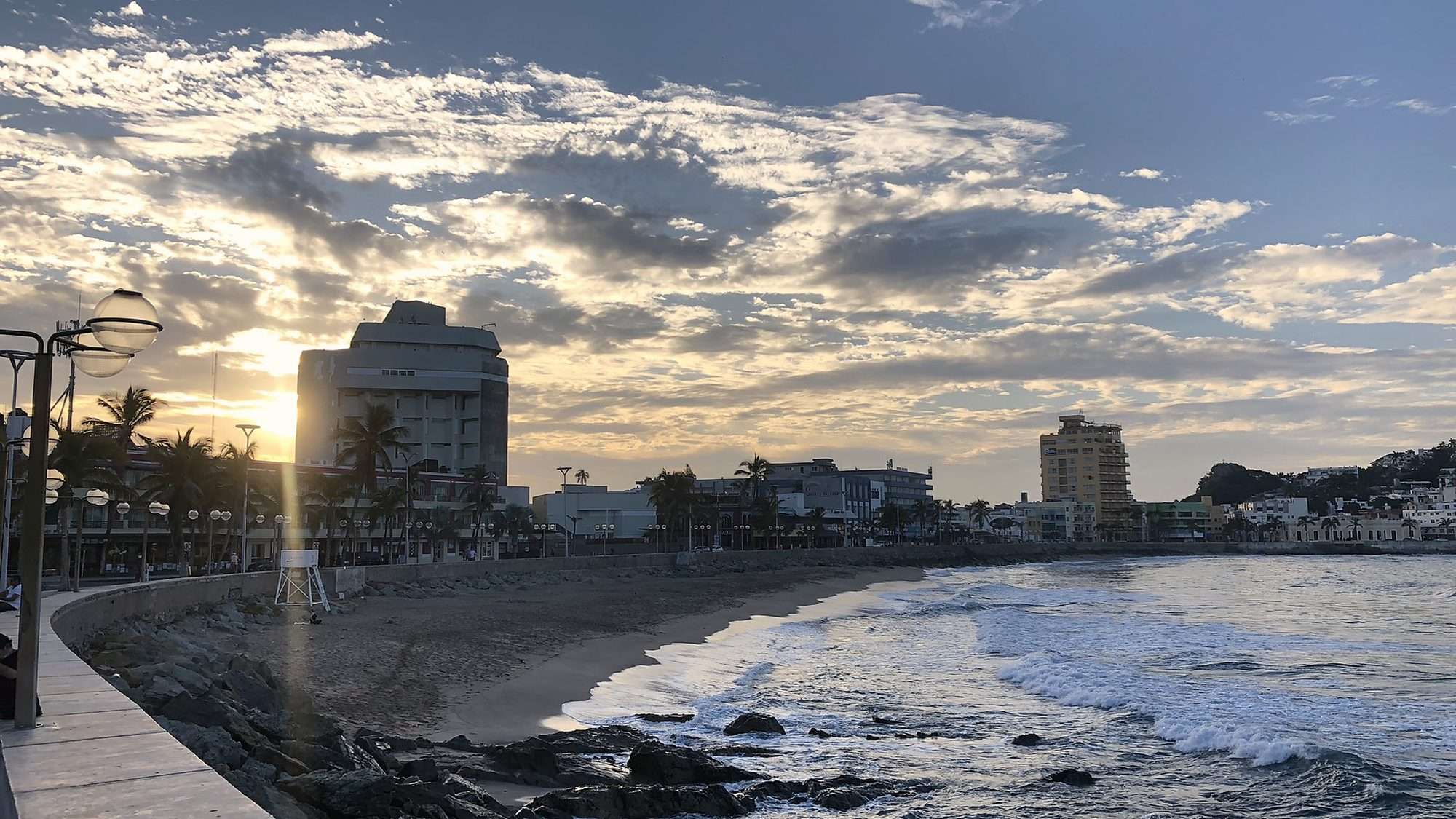 Playa de Olas Altas y el Paseo del Centenario al atardecer, en el Centro Histórico de Mazatlán
