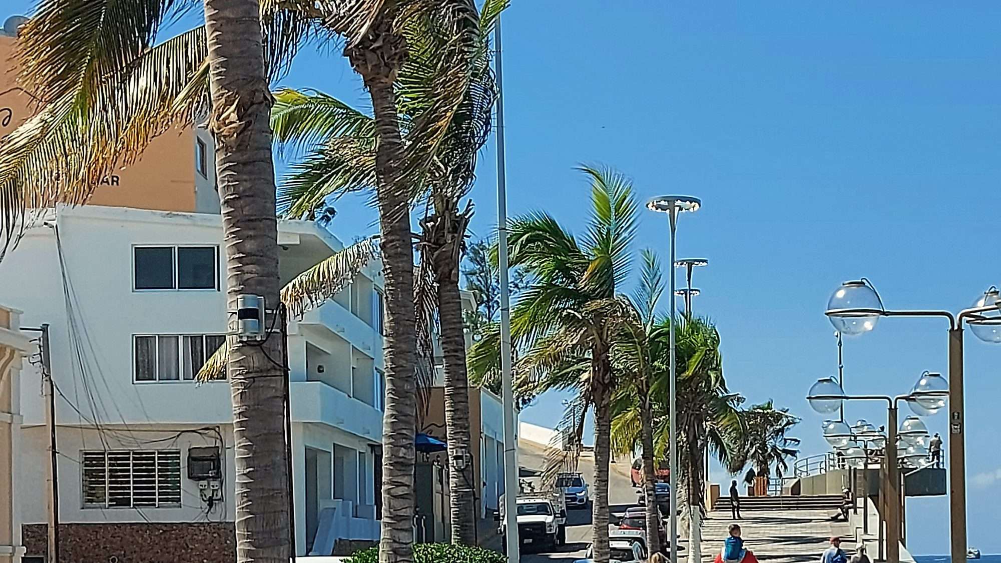Gente caminando por el paseo de Olas Altas, en el Centro Histórico de Mazatlán