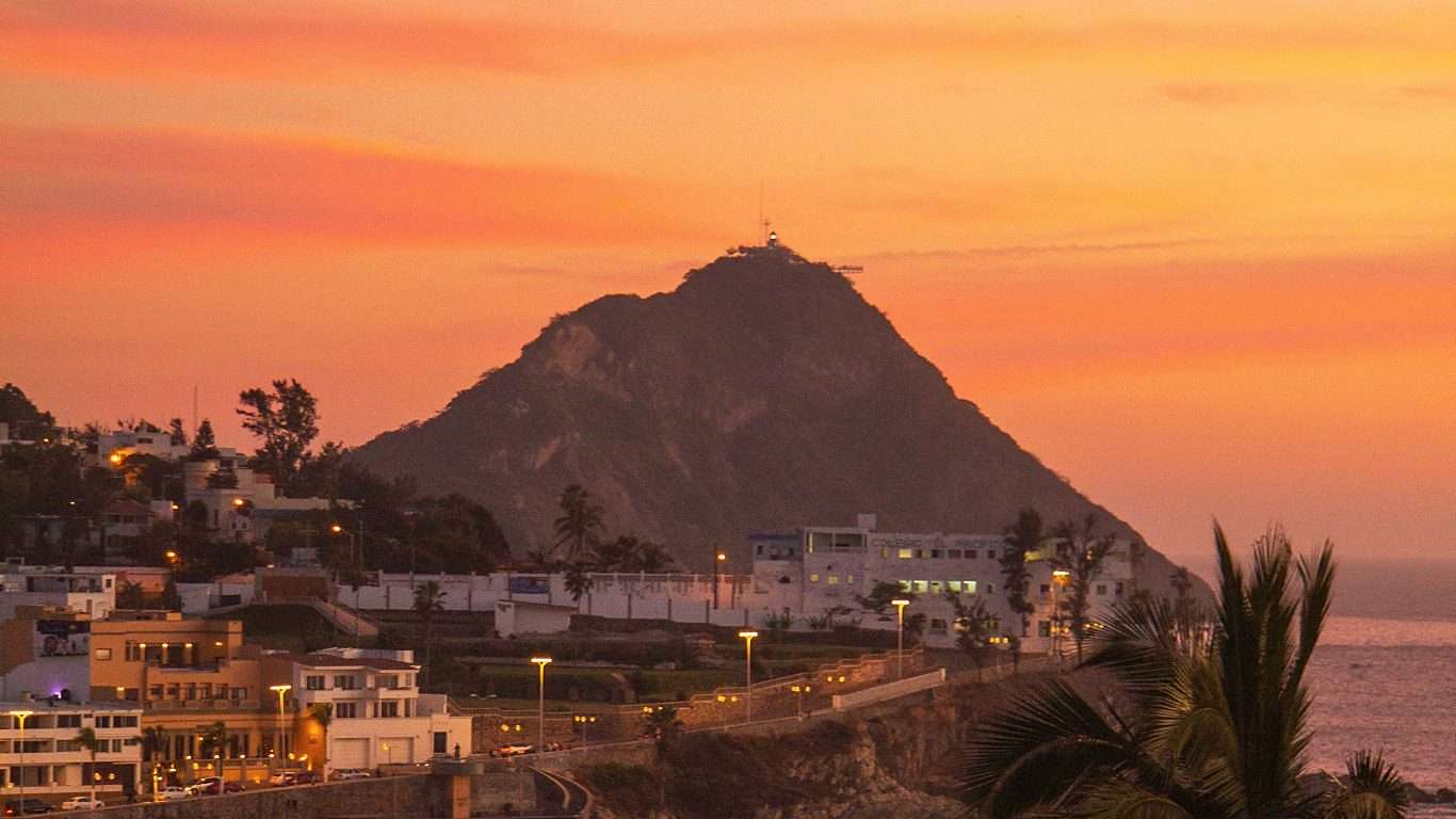 El Cerro del Crestón y su faro al atardecer, visto desde el Centro Histórico de Mazatlán